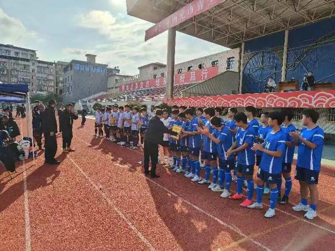 全市中学生足球比赛中获得佳绩ayx爱游戏app营山中学在(图2)